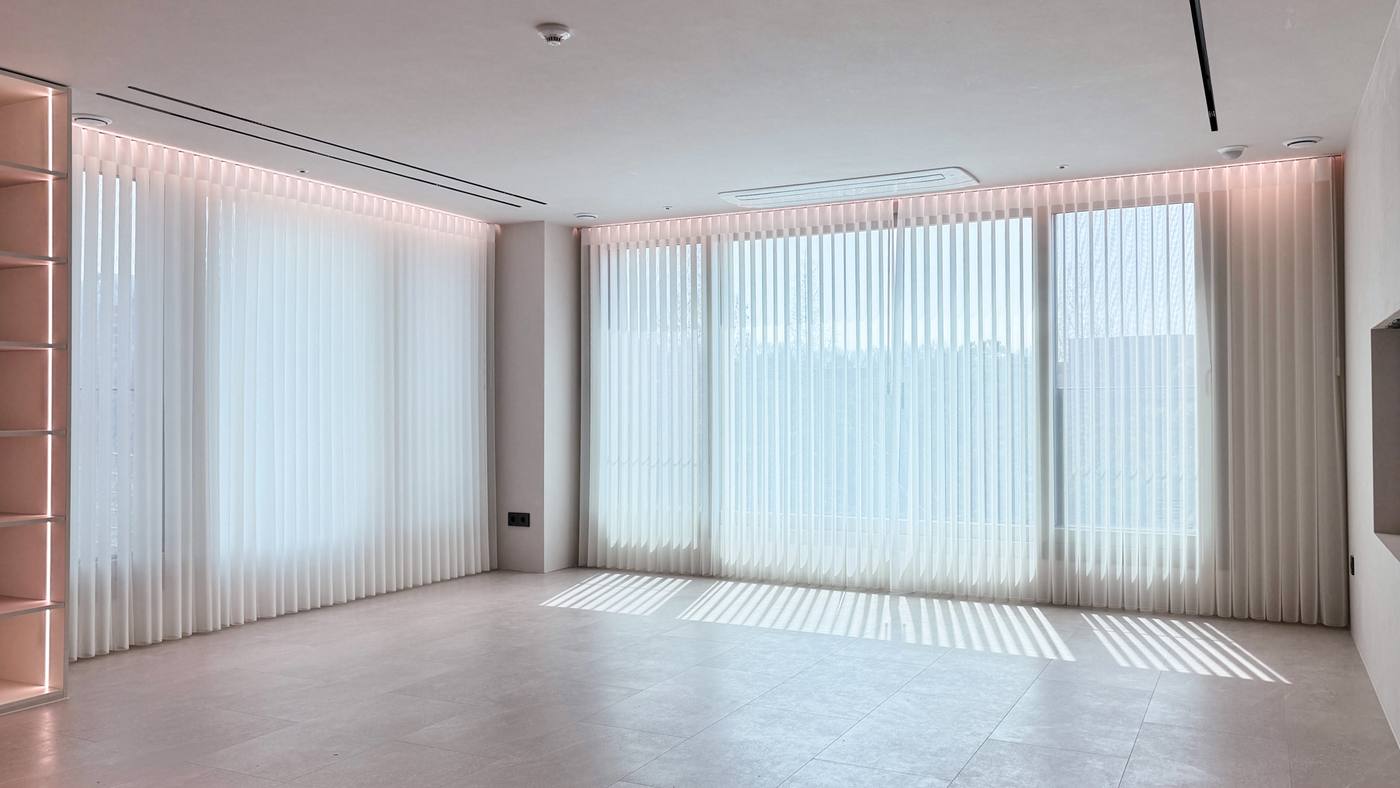기역자거실 유니슬렛 슬림 커튼 안방 암막커튼 올림픽파크 포레온 30평대 써니케임홈 시공사례 유니슬렛 커튼 시공