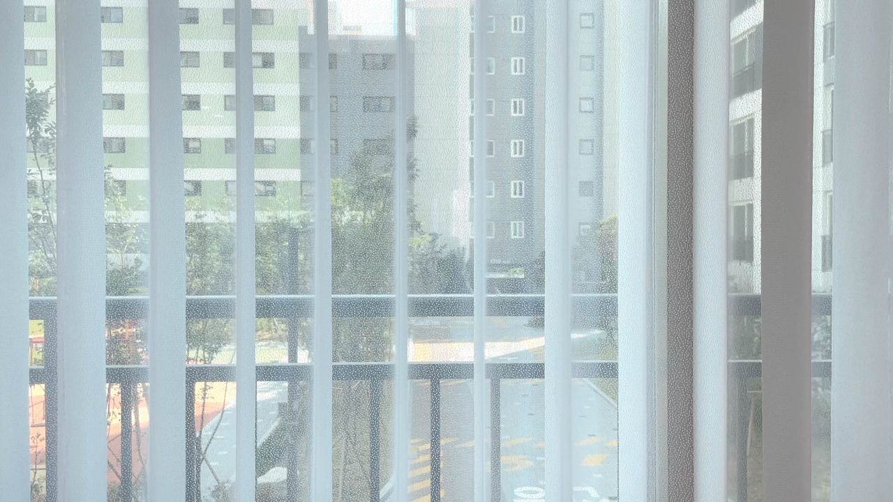 강동구 리앤파크 아파트2층 유니슬렛 커튼 시공사례 — 풀채광 시 근접샷