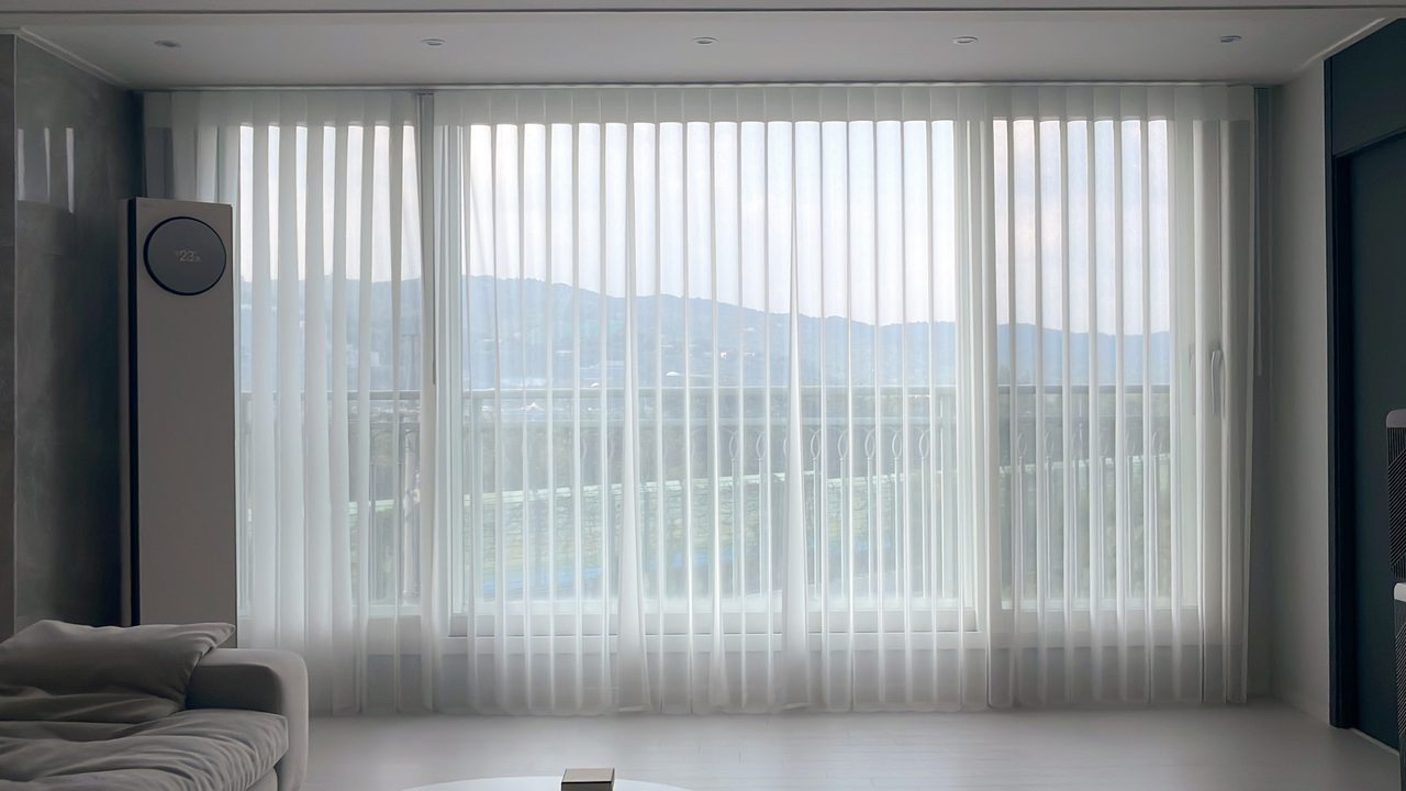 강동구 그대가갤럭시 확장형 거실 유니슬렛 커튼 화이트 타공 알리미늄 시공 사례 — 사생활 보호 모습