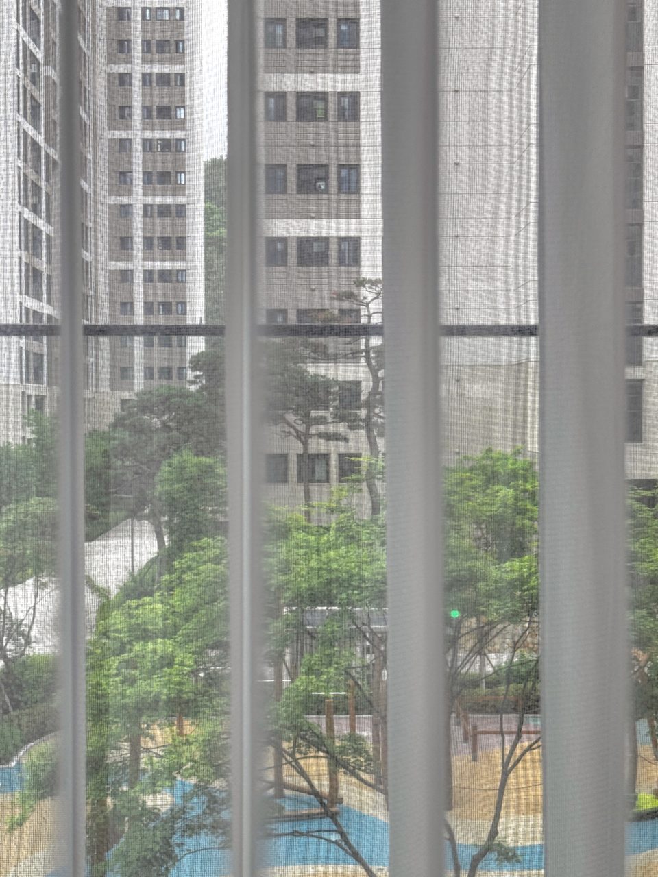 강남구 개포자이프레지던스 유니슬렛 커튼 거실, 안방 써니케임홈 시공사례 — 풀 채광 상태에서 실내로 들어오는 햇빛을 굴절시켜