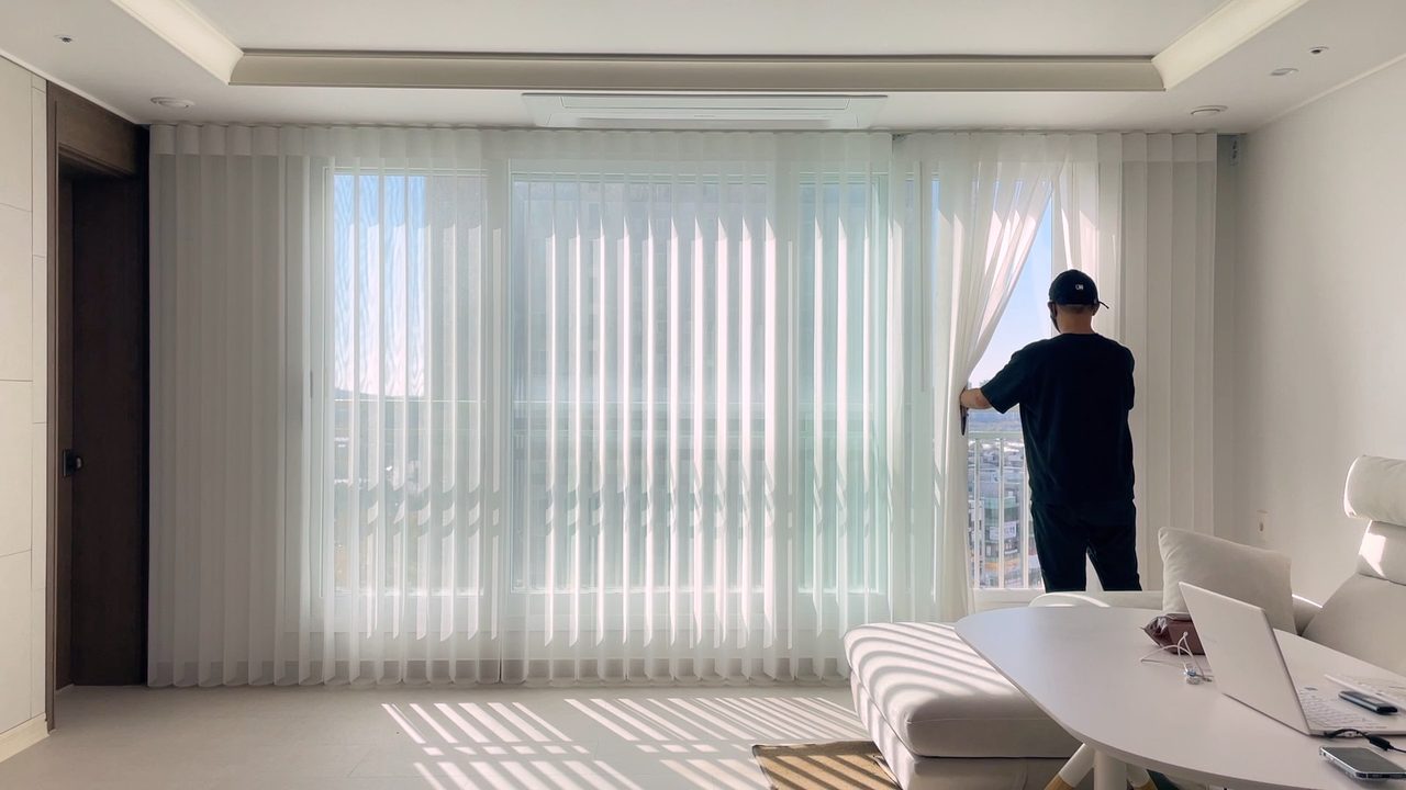 고양시 덕양구 유니슬렛 화이트 커튼 시공 사례 #커튼봉숨김 — 실제로 하나하나 분리되어 있기 때문에