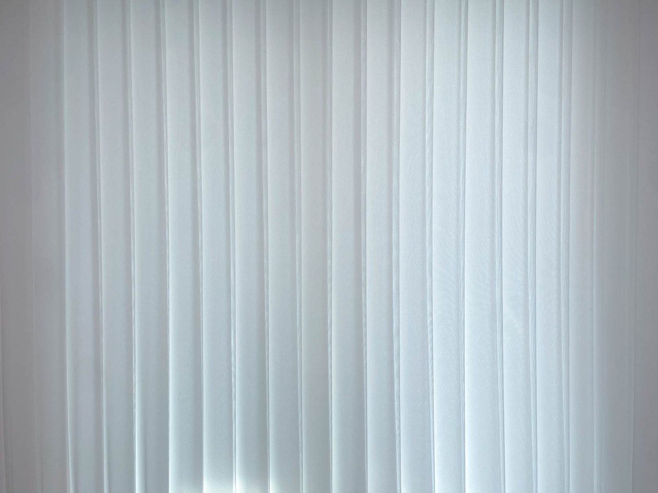 김포시 마송 LH3단지 유니슬렛 커튼 화이트 플레인 시공 사례 — 45도 반채광 모습