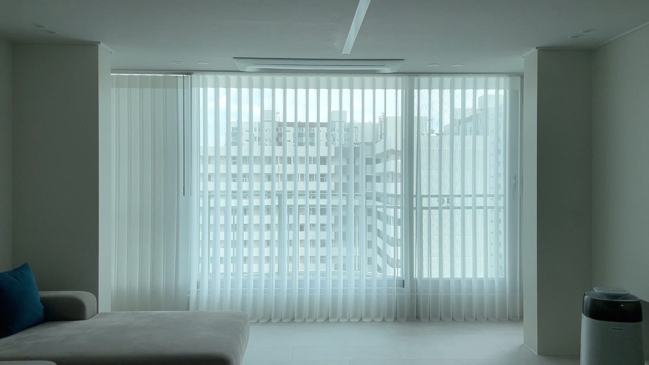 중구 남산타운 스마트커튼 유니슬렛 화이트 시공사례 — 유니슬렛은 180도 각도 범위로 조절이 가능하기에