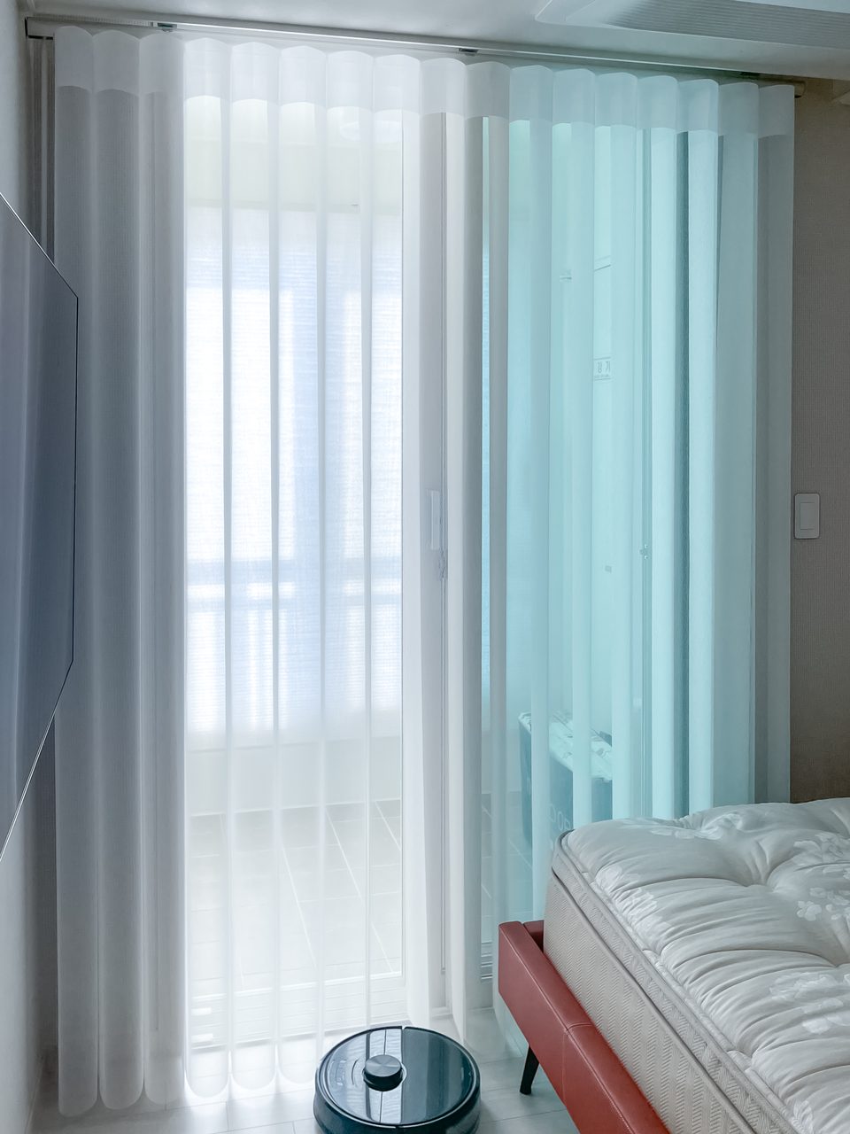 다산앤푸르지오 스마트커튼 유니슬렛 커튼, 허니콤 블라인드 시공사례, 화이트 컬러, 플레인 패턴 — 커튼을 일부 걷었을 때 모습