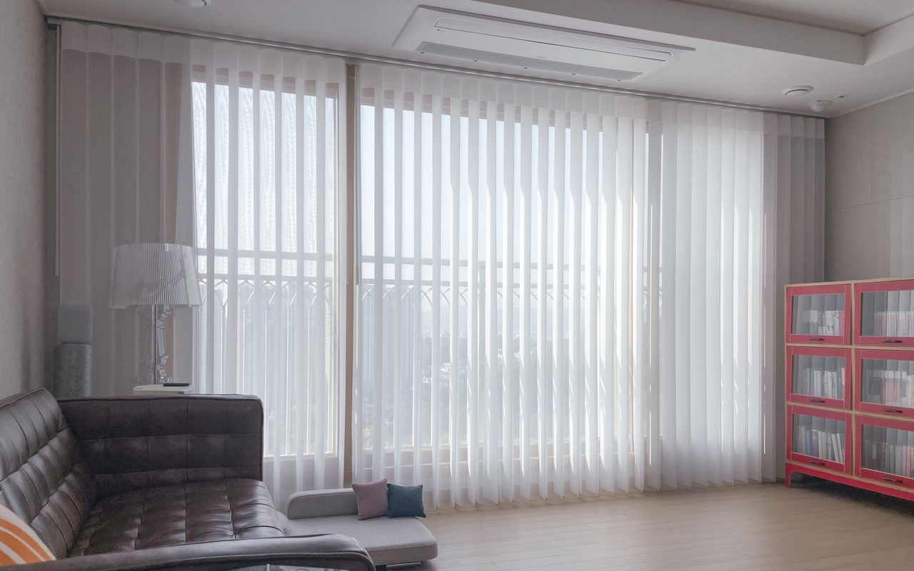 남양주 다산 인스빌 퍼스트포레 유니슬랫 커튼 플레인 패턴 시공사례 유니슬렛 커튼 — 빛을 부드럽게 실내로 여과시키고