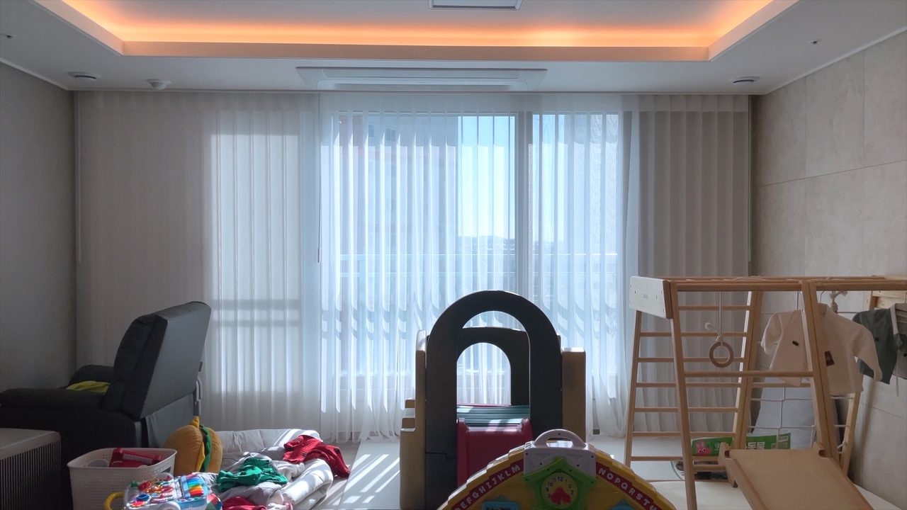 동탄 반정아이파크캐슬 5단지 유니슬렛 커튼 화이트 암막 커튼 향균 콤비 올리브골드 시공 사례 — 우측은 풀 채광