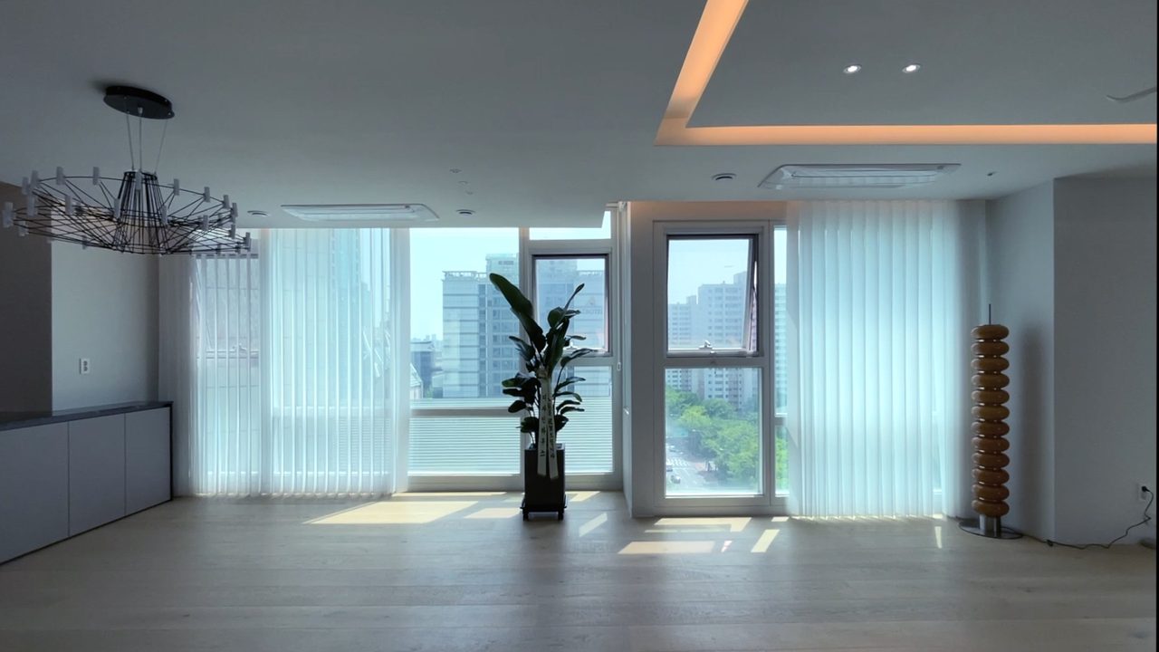 목동 하이페리온2차 스마트커튼 유니슬렛 전동커튼 시공 사례 — 부분만 오픈한 경우