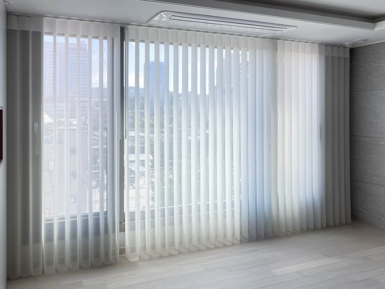 서초구 반포르엘 유니슬렛 커튼 화이트, 커피, 다크 그레이 시공 — 가장 인기 많은 화이트 컬러 플레인 패턴으로 시공 진행