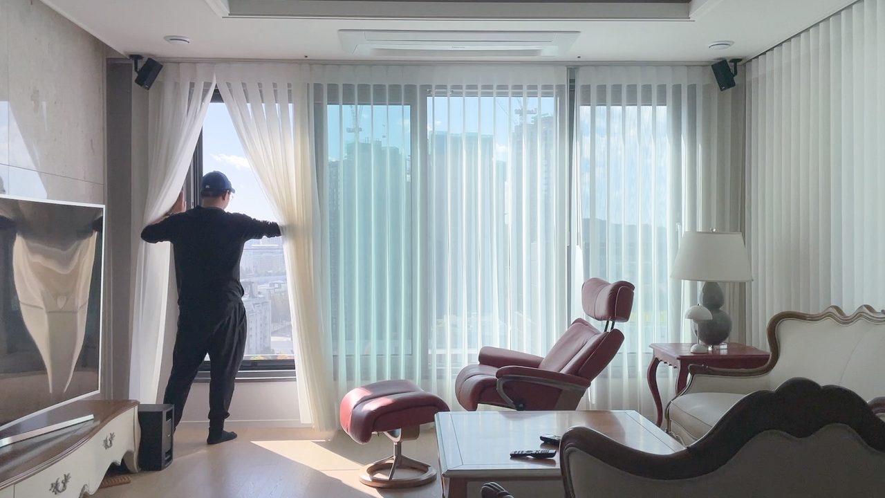 유니슬렛 커튼 소프트화이트 컬러 반포래미안원베일리 기역자 거실, 침실 등 시공 사례 서초구 — 완벽하게 사생활을 보호