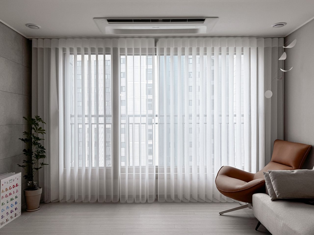 상도 푸르지오 클라베뉴 유니슬렛 시공사례 — 3. 아기방 — 단열과 공간 활용을 고려한 '허니콤 아이보리'
