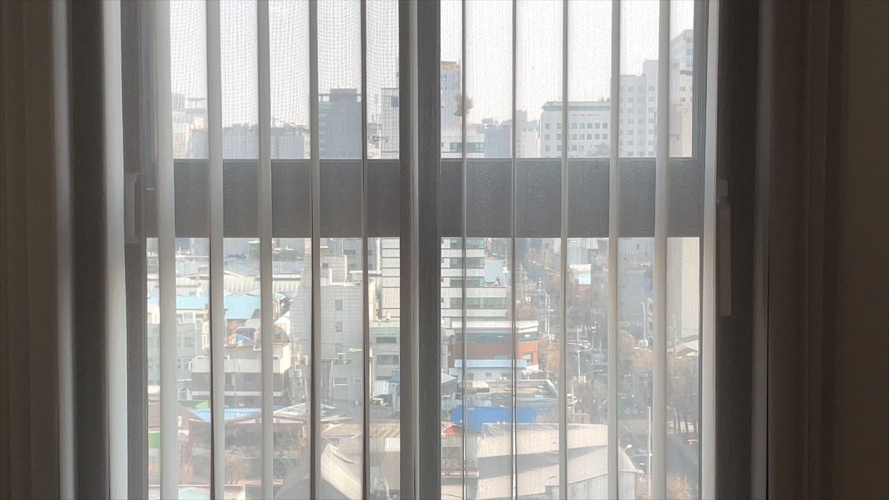중구 세운푸르지오헤리시티 유니슬렛 그레이 커튼 및 쉬폰 커튼 시공사례 — 외부 조망이 수월하고