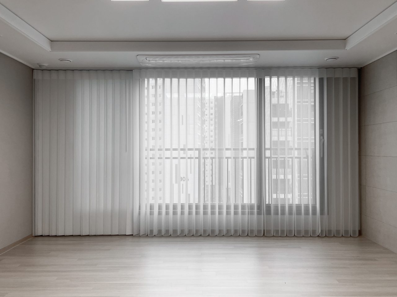 수원 롯데캐슬 L클래스 30평대 유니슬렛 커튼 화이트 시공사례 — 오른쪽은 망사가 정면으로 보이는 풀채광