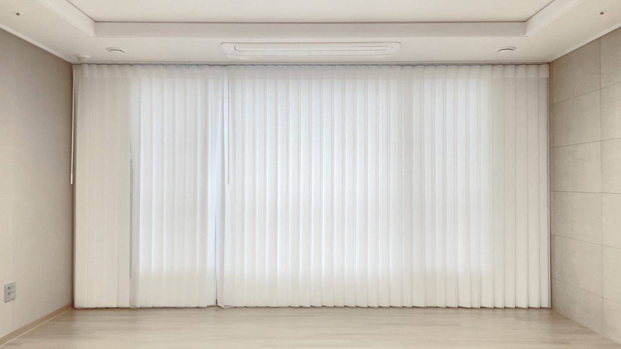 수원 롯데캐슬 L클래스 30평대 유니슬렛 커튼 화이트 시공사례 — 외부에서 내부를 볼 수 없을 뿐 아니라