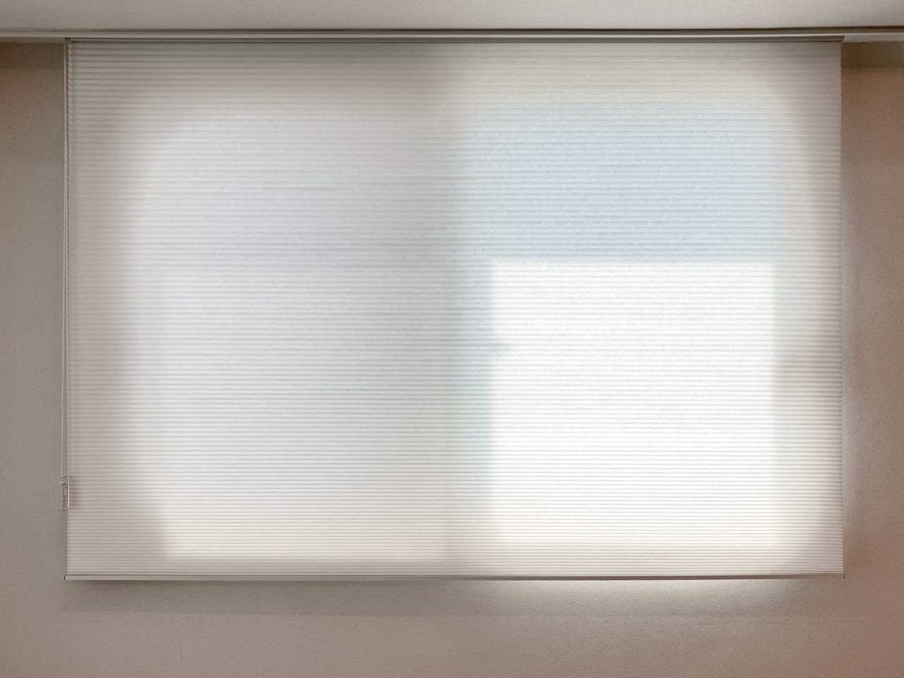 수원 아이파크시티 유니슬렛 커튼 화이트 시공사례 — 25cm — 전동도 간섭 없이
