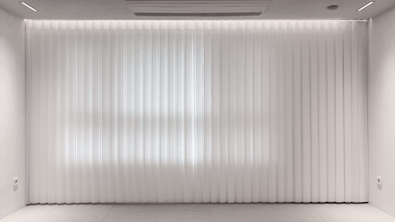 유니슬렛 전동커튼  화이트 서울 신도림 시공사례 — 전동 유니슬렛을 고려하신다면, 폭을 약 23 cm 이상으로