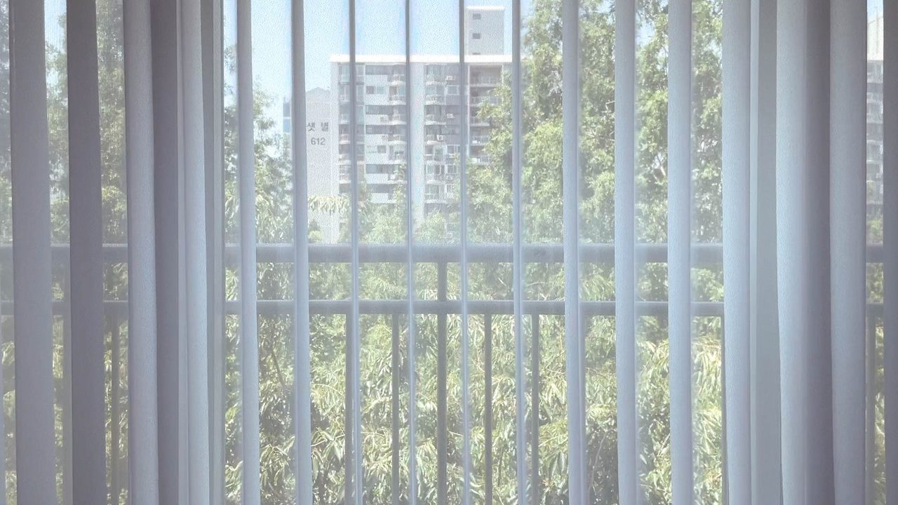안양 한가람세경 아파트 6층 유니슬렛 커튼 화이트 플레인 시공사례 — 플레인 패턴의 경우, 빛을 가장 부드럽게 여과시켜