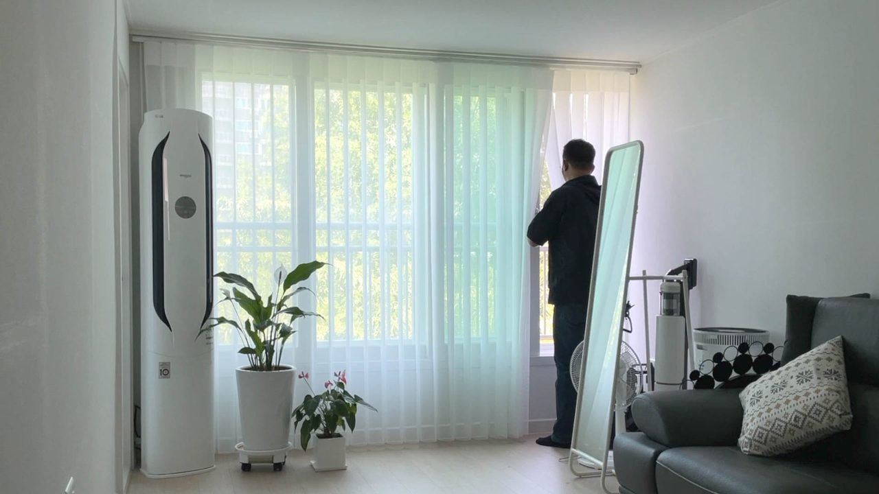 안양 한가람세경 아파트 6층 유니슬렛 커튼 화이트 플레인 시공사례 — 커튼을 걷지 않고도