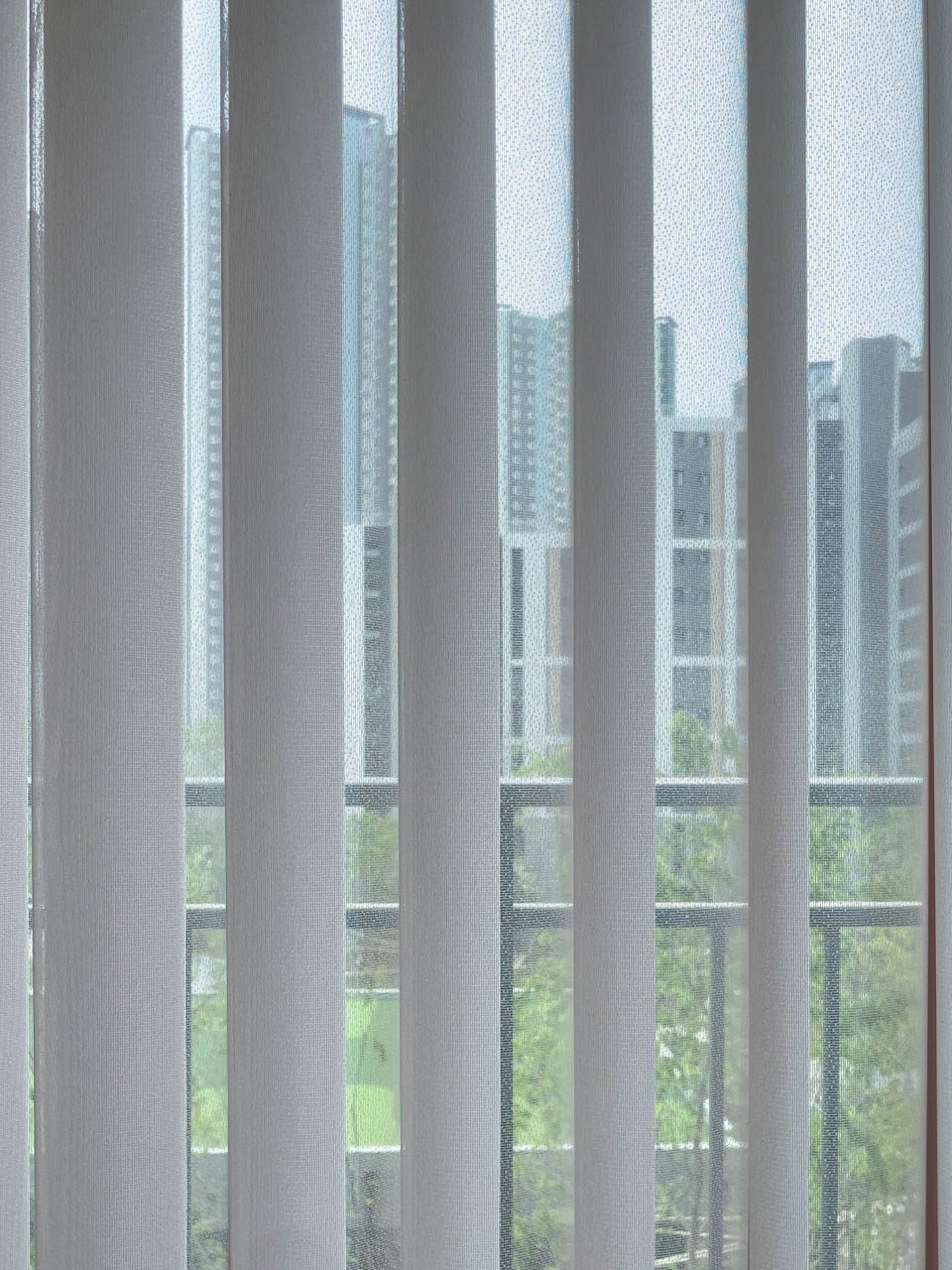 영종도 이편한세상 센텀베뉴 커튼 유니슬랫 코튼우드 컬러 플레인 패턴 시공사례 유니슬렛 커튼 — 아래 사진 왼쪽 풀채광, 중간 반채광, 오른쪽 사생활 보호