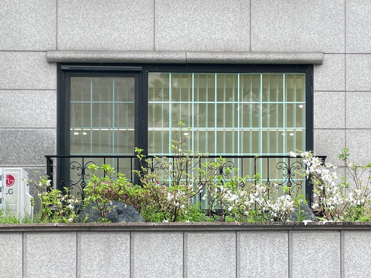 용산구 후암동 빌라 유니슬렛 커튼 소프트 화이트 컬러, 허니콤 심플리시티 시공 사례 — 외부에서 바라 본 모습
