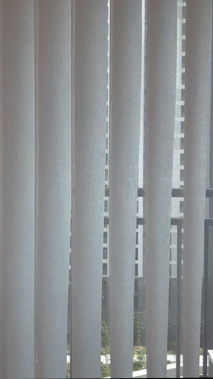 의정부 아트포레 10층 유니슬렛 커튼 화이트 플레인 시공사례 — 아래 사진 왼쪽 풀채광, 중간 반채광, 오른쪽 사생활 보호
