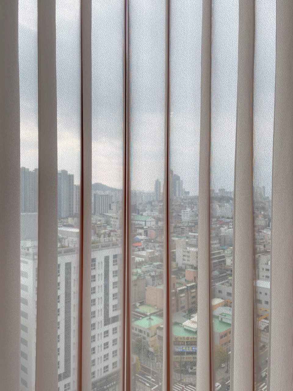 인천 미추홀구 코튼우드 컬러 유니슬렛 커튼 플레인 패턴 시공사례 #커튼봉숨김 — 왼쪽 풀채광, 가운데 45도 각도 조절, 오른쪽 사생활 보호