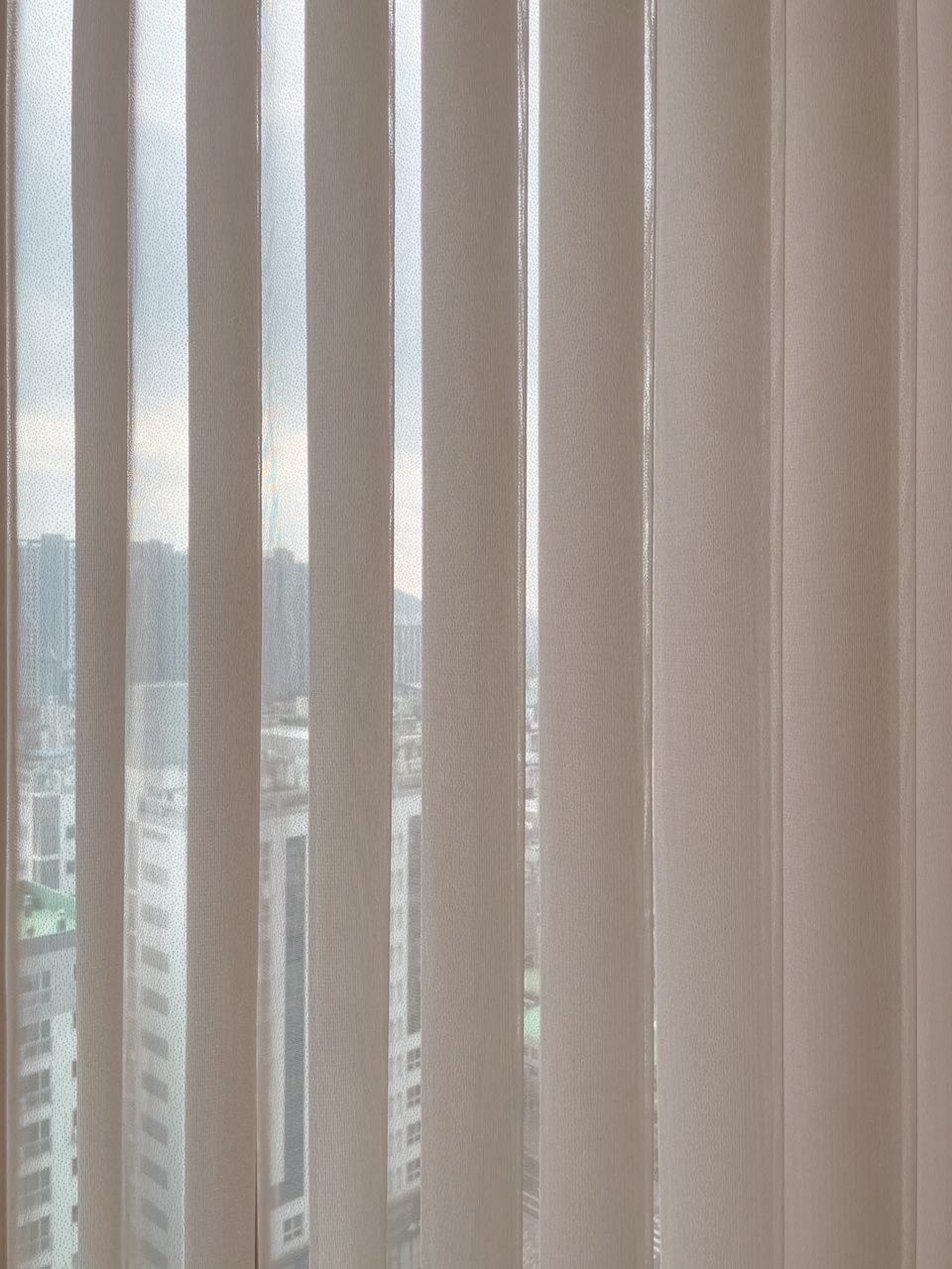 인천 미추홀구 코튼우드 컬러 유니슬렛 커튼 플레인 패턴 시공사례 #커튼봉숨김 — 왼쪽 풀채광, 가운데 45도 각도 조절, 오른쪽 사생활 보호