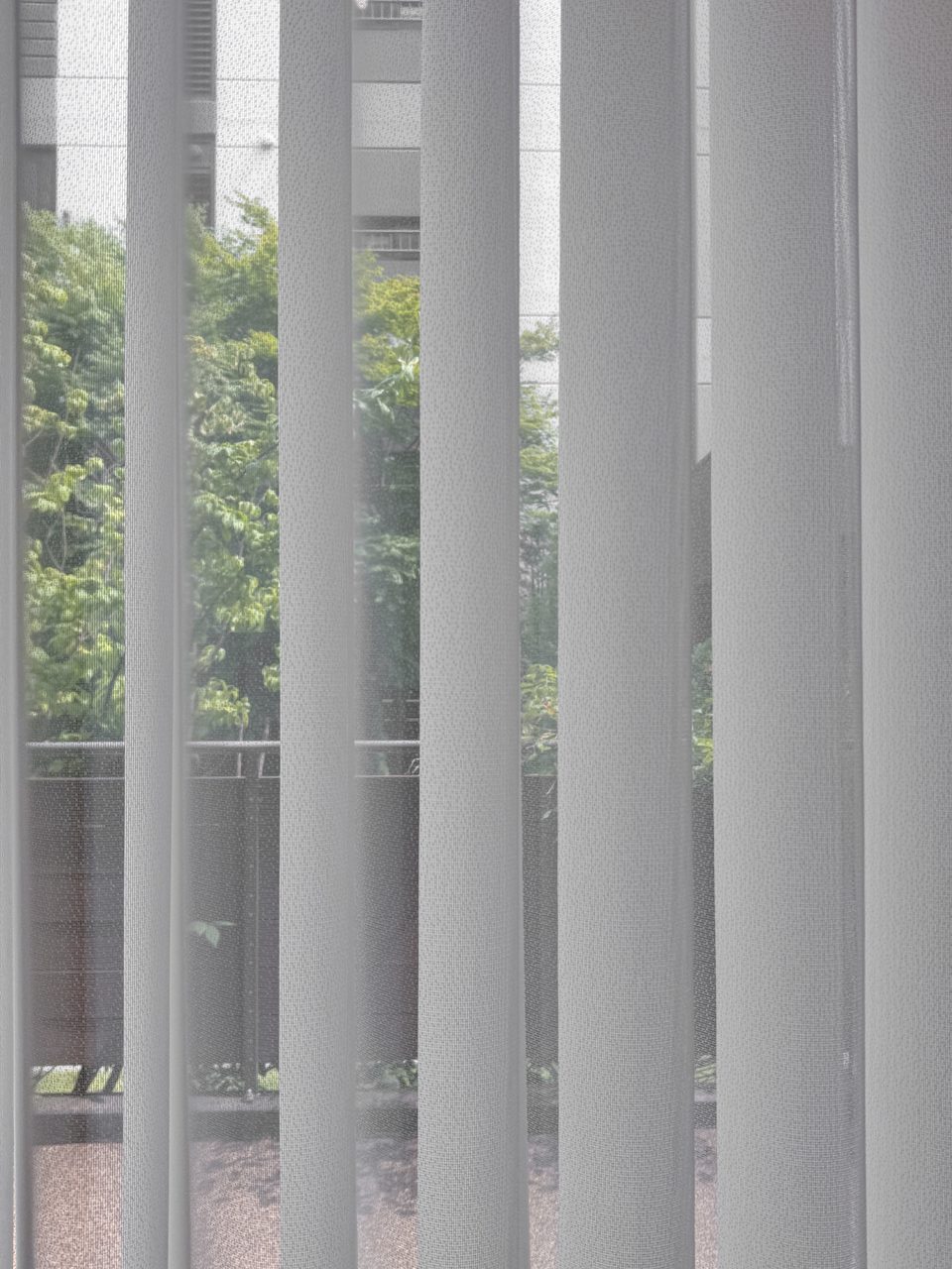 청라자이 더테라스 아파트1층 유니슬렛 커튼 소프트화이트 써니케임홈 시공사례 — 왼쪽 풀 채광, 가운데 45도 각도 조절, 오른쪽 사생활 보호