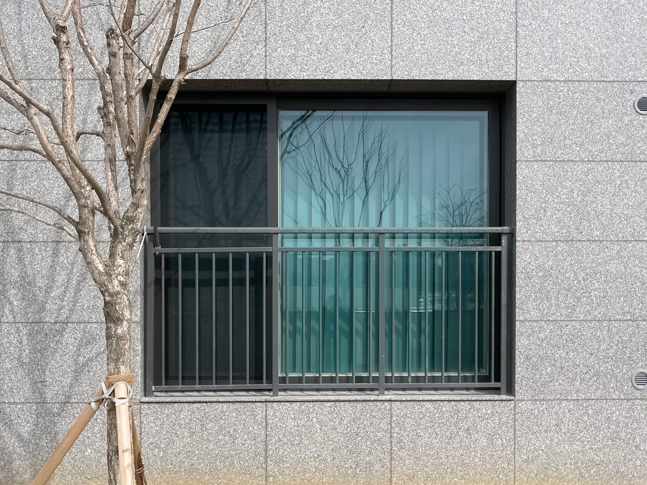 아파트1층 유니슬렛 커튼 화이트 플레인 파주헤링턴플레이스 시공사례 — 45 각도로 조절한 모습