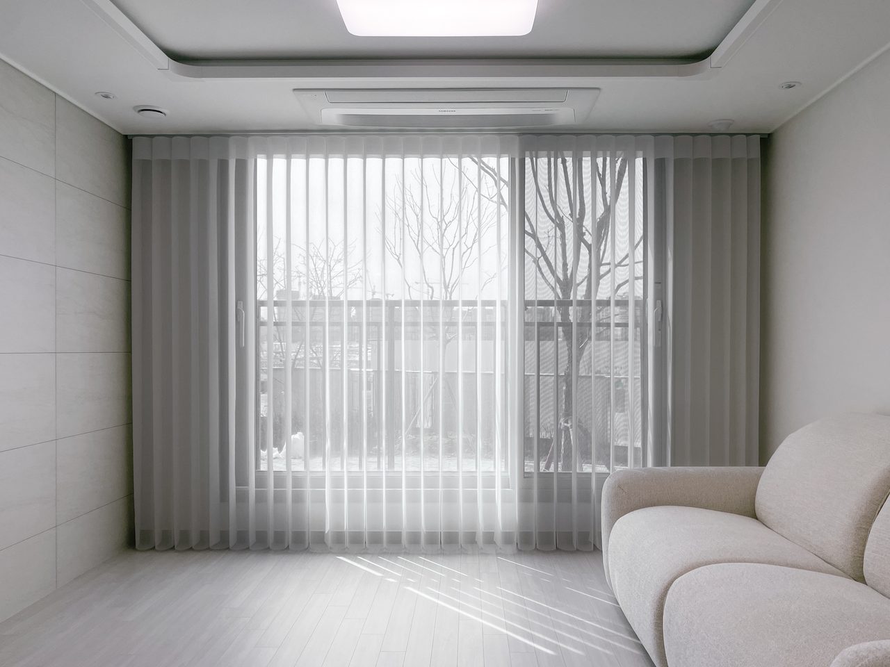 아파트1층 유니슬렛 커튼 화이트 플레인 파주헤링턴플레이스 시공사례 — 45 각도로 조절한 모습