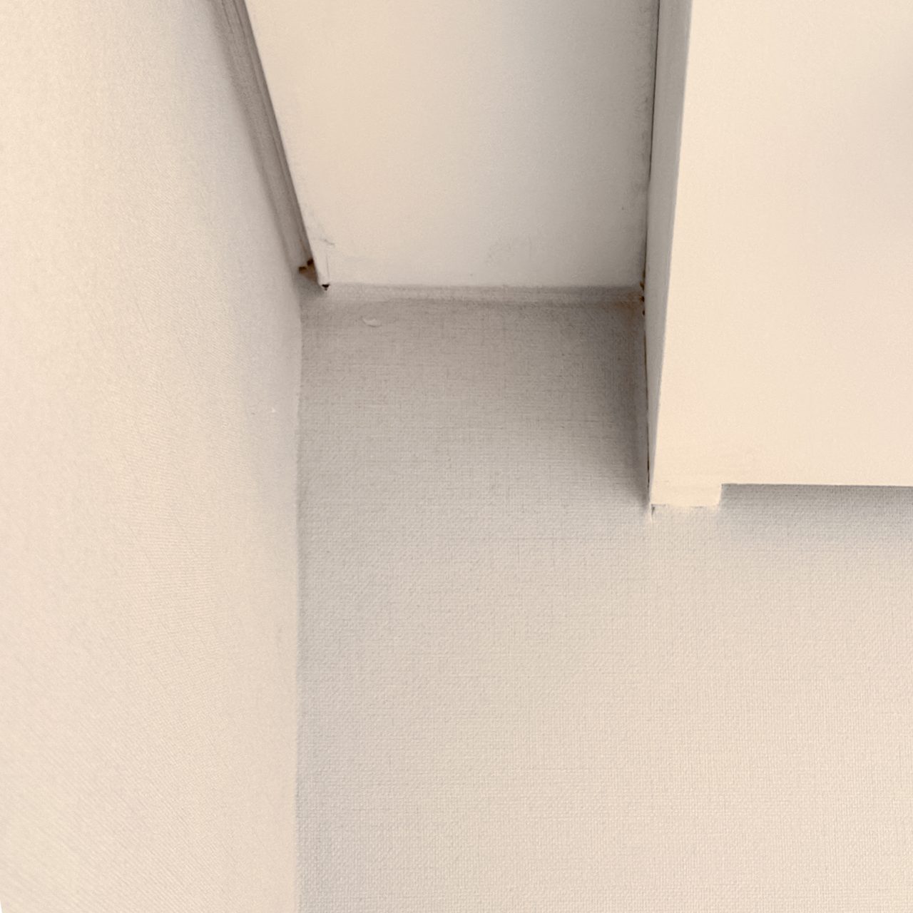 힐스테이트 삼성 확장형 거실 유니슬렛 커튼 화이트 앞 건물이 가까운 남향 거실 시공사례 — 인테리어를 앞두고 계시다면 커튼박스 폭을 20cm로