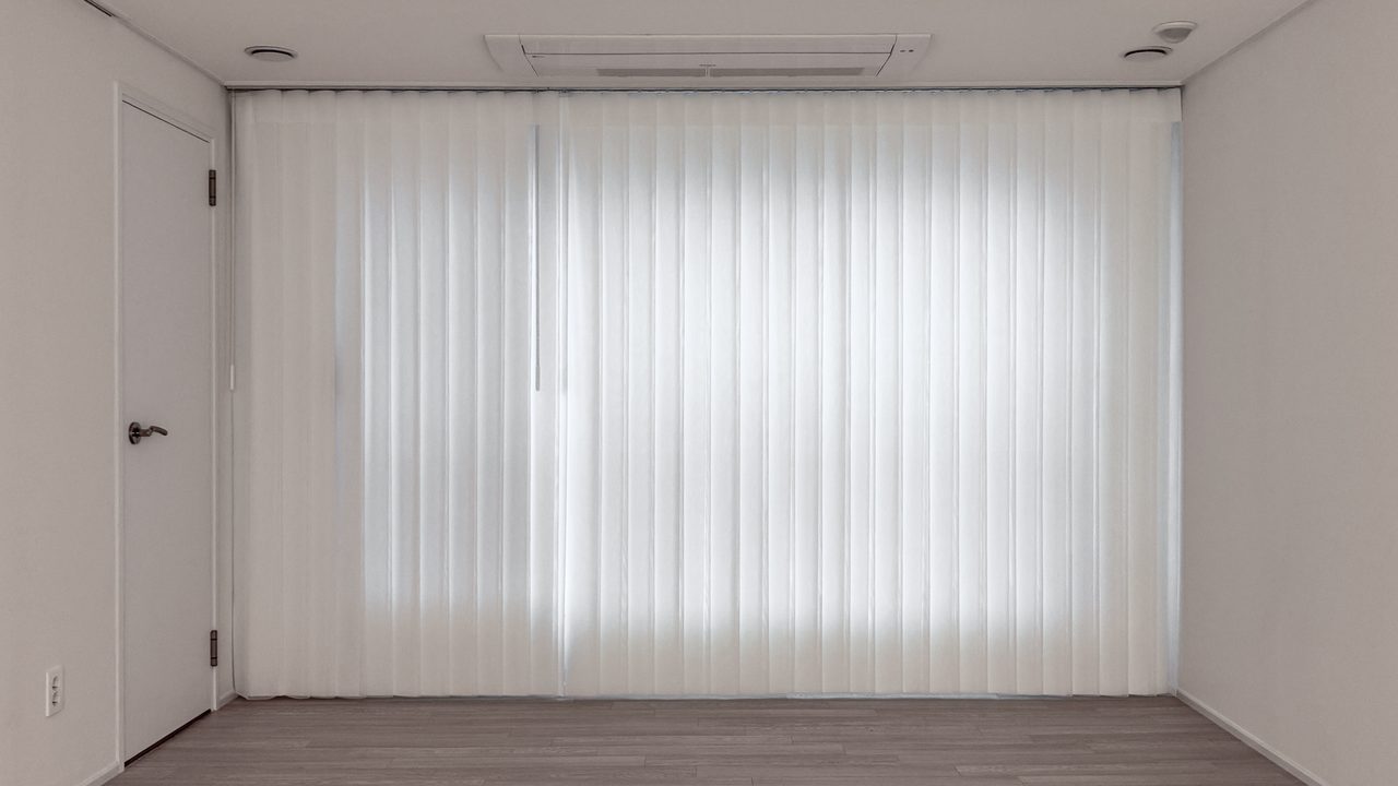 종로구 경희궁 자이 25평 유니슬렛 커튼 써니케임홈 시공사례 — 사생활 보호 상태에서는