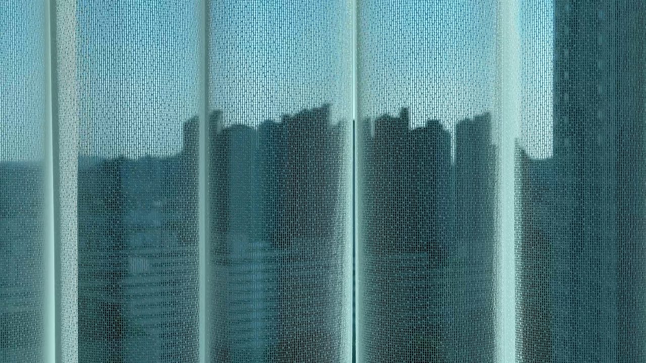 수원 영통구 광교 더샵레이크시티 유니슬렛 커튼 시공사례 화이트 컬러 플레인 패턴 — Full 채광 모습
