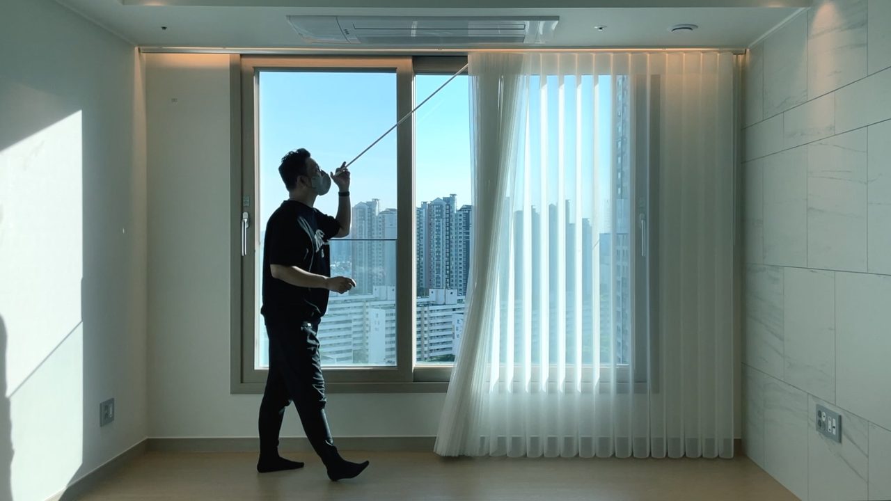 수원 영통구 광교 더샵레이크시티 유니슬렛 커튼 시공사례 화이트 컬러 플레인 패턴 — 각도조절 모습을 확인해보세요. (근접샷)