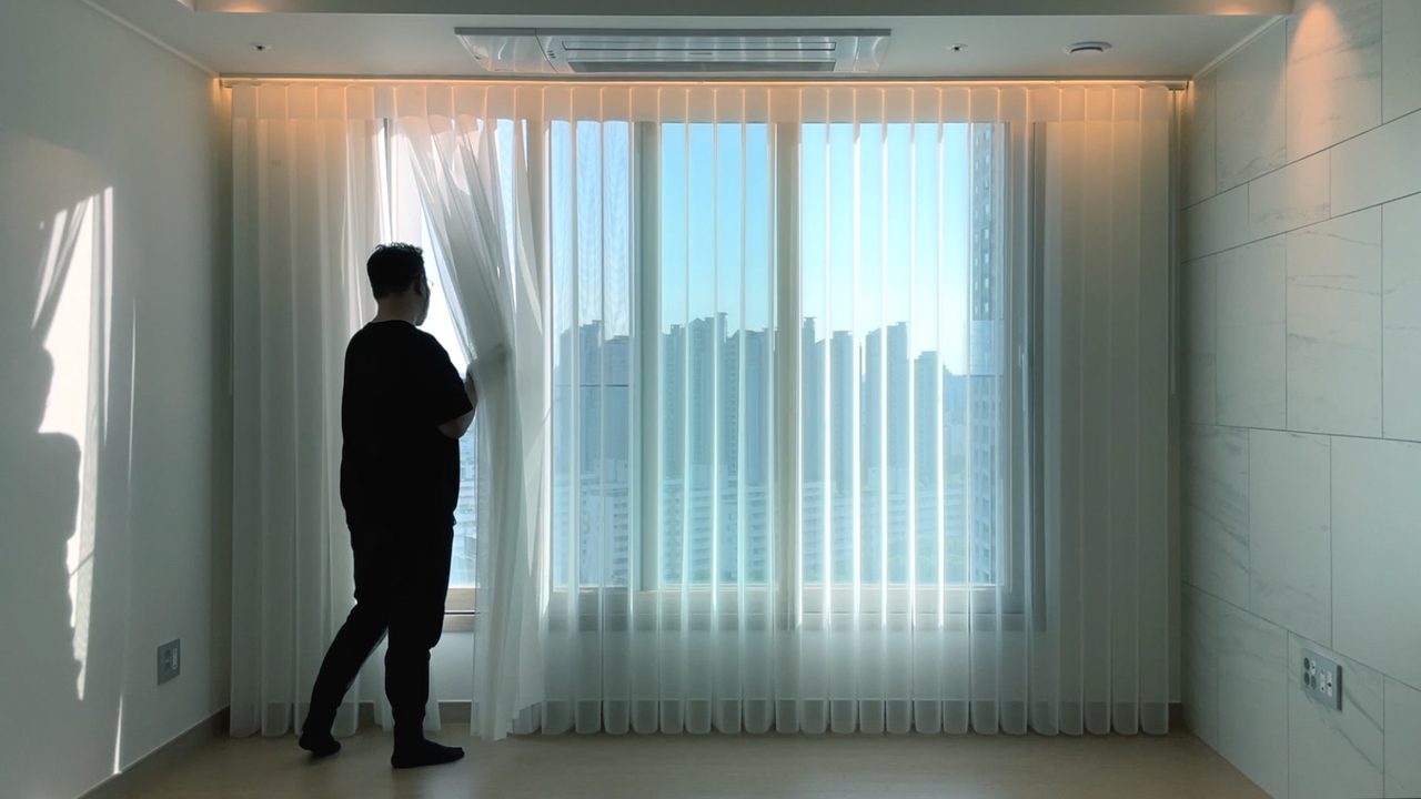 수원 영통구 광교 더샵레이크시티 유니슬렛 커튼 시공사례 화이트 컬러 플레인 패턴 — 각도조절 모습을 확인해보세요. (근접샷)