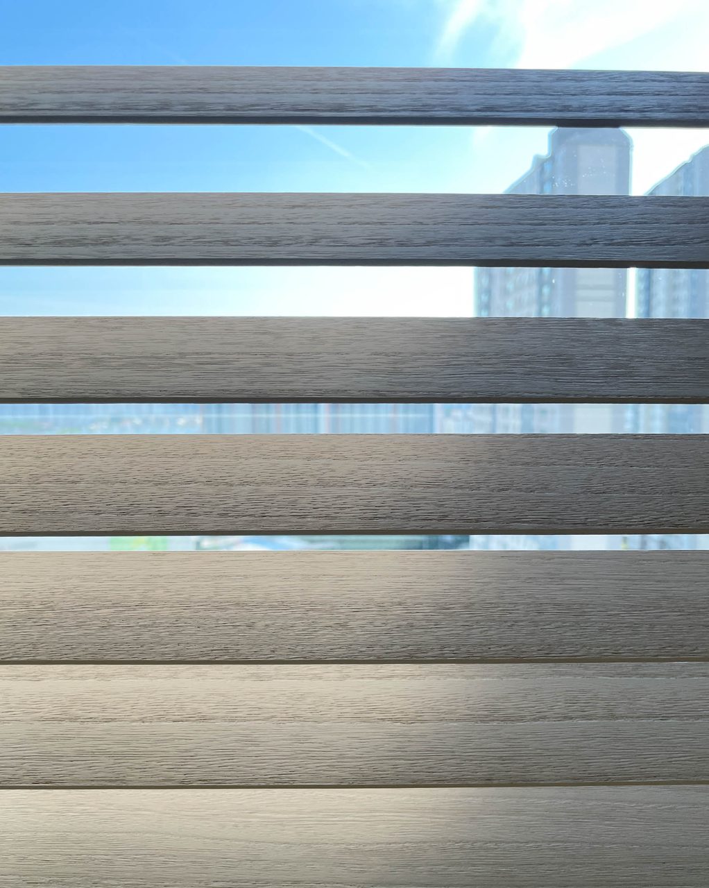수원 영통구 광교 더샵레이크시티 유니슬렛 커튼 시공사례 화이트 컬러 플레인 패턴 — 나머지 방문 파쉬 우드 블라인드 라운드형으로 시공