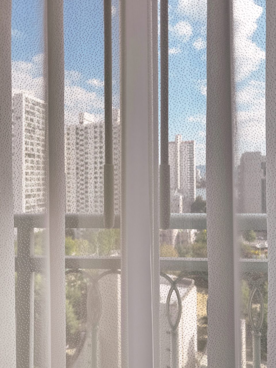 광진구 세양아파트 유니슬렛 커튼, 쉬폰 커튼 써니케임홈 시공사례 — 분할 부분 커튼봉 숨김 처리