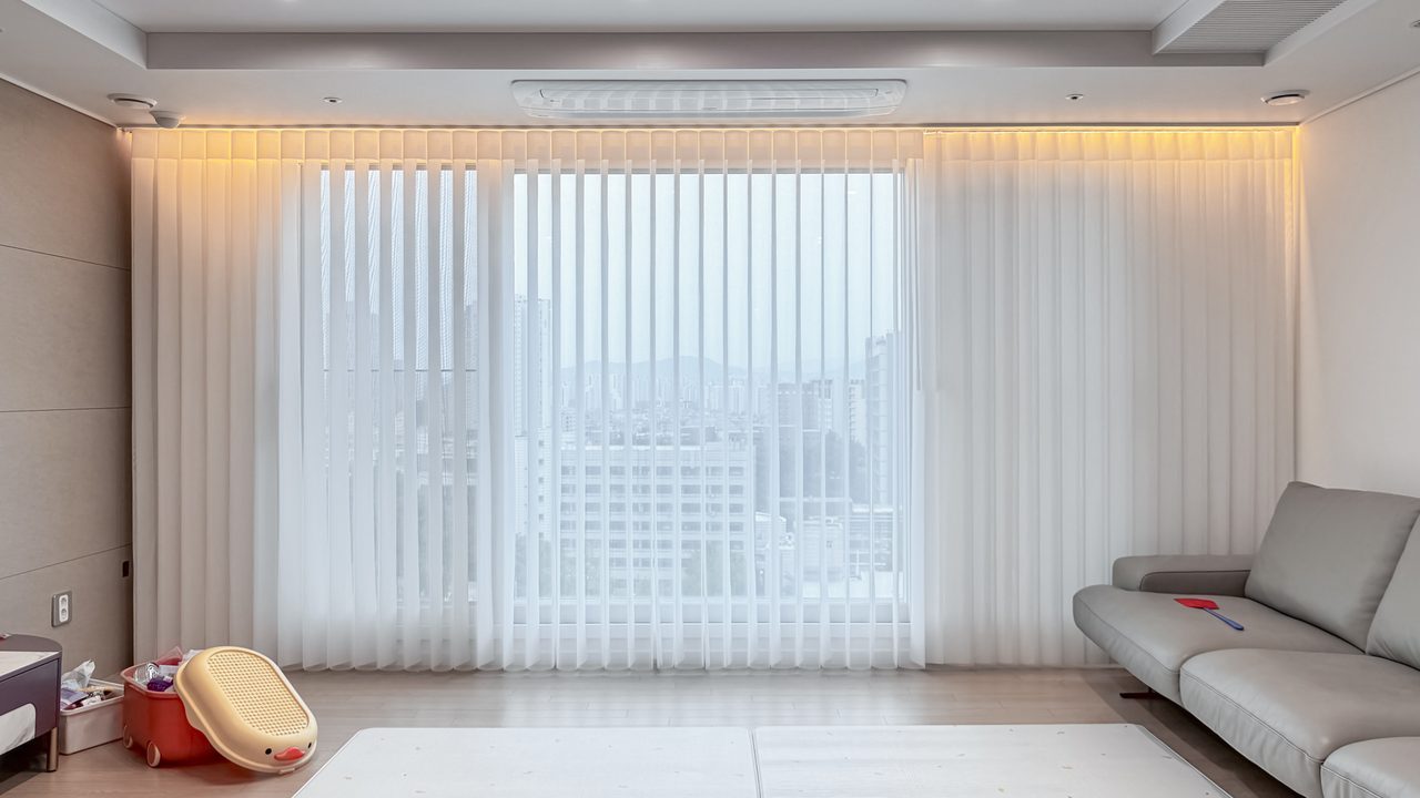 광진구 이편한세상 유니슬렛 커튼, 허니콤 암막, 쉬폰커튼, L자형 블라인드 써니케임홈 시공 사례 — 풀채광 모습