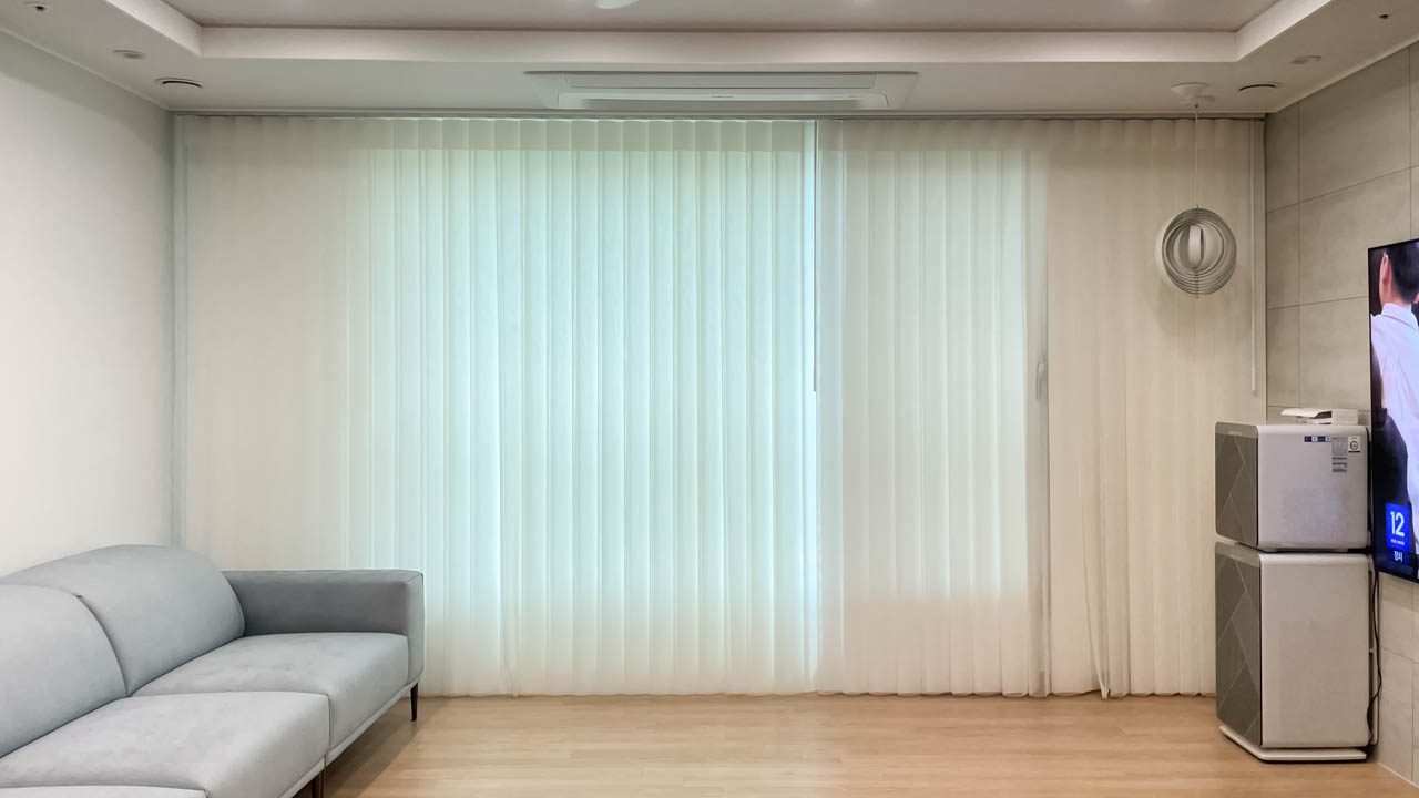 김포 힐스테이트 리버시티 유니슬랫 커튼 소프트화이트 플레인 사례 유니슬렛 커튼 — 화이트 컬러로 선택해도 채광량을 많이 줄여주며