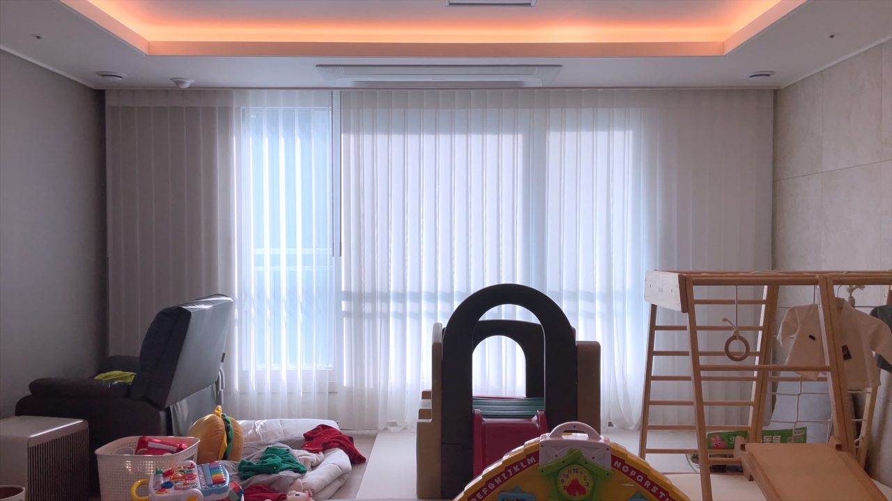 동탄 반정아이파크캐슬 5단지 유니슬렛 커튼 화이트 암막 커튼 향균 콤비 올리브골드 시공 사례 — 우측은 각도를 90도로 바꾼 모습