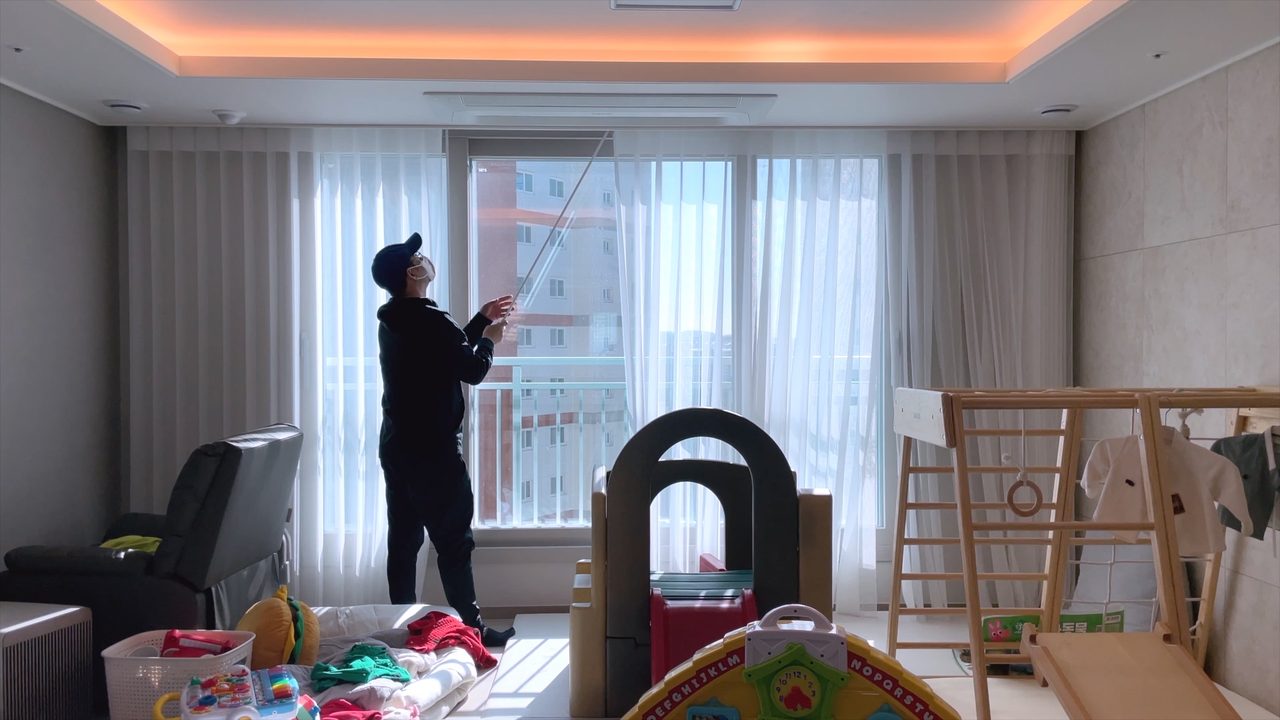 동탄 반정아이파크캐슬 5단지 유니슬렛 커튼 화이트 암막 커튼 향균 콤비 올리브골드 시공 사례 — 외부 조망을 할때에도