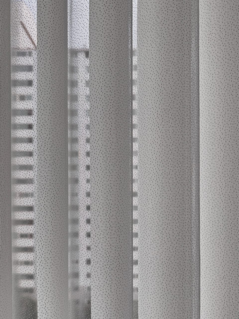 마포 현대 유니슬렛 커튼 시공 거실을 화이트 플레인으로 화사하게 — 각도를 다르게 조절하여 기능성을 보여주는 모습