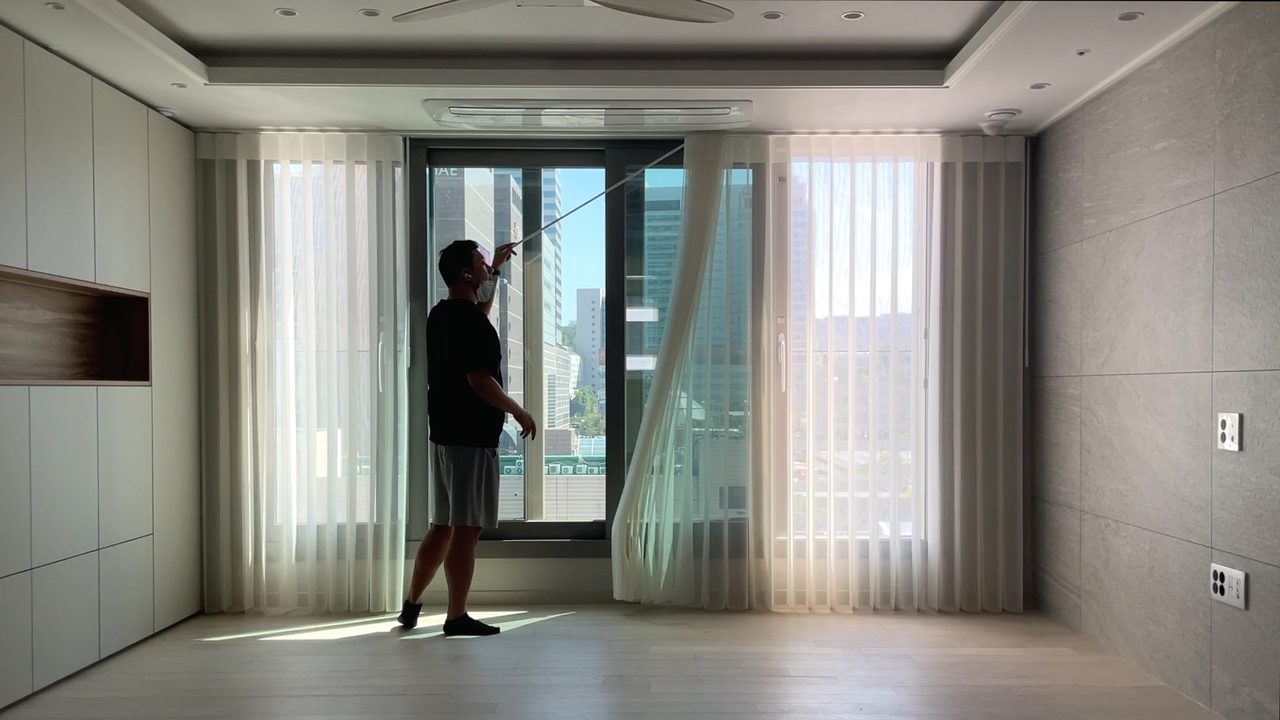서초구 반포르엘 유니슬렛 커튼 화이트, 커피, 다크 그레이 시공 — 우측은 사생활 보호