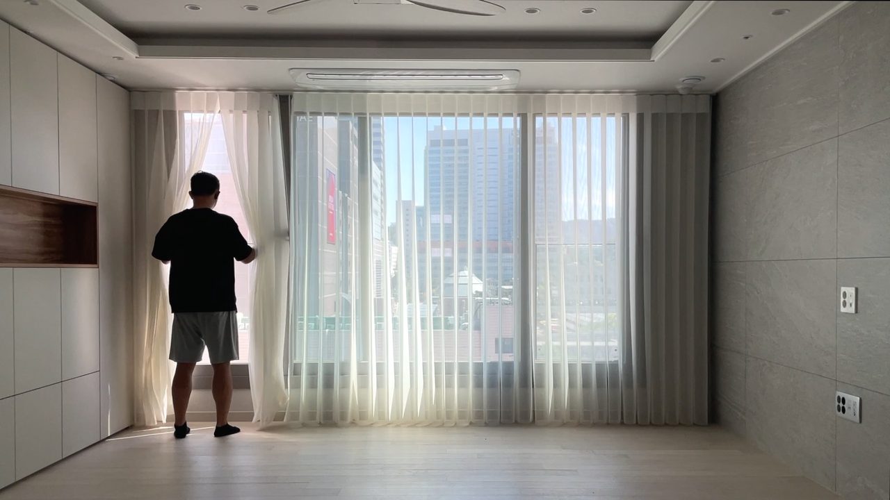 서초구 반포르엘 유니슬렛 커튼 화이트, 커피, 다크 그레이 시공 — 커튼을 걷지 않고