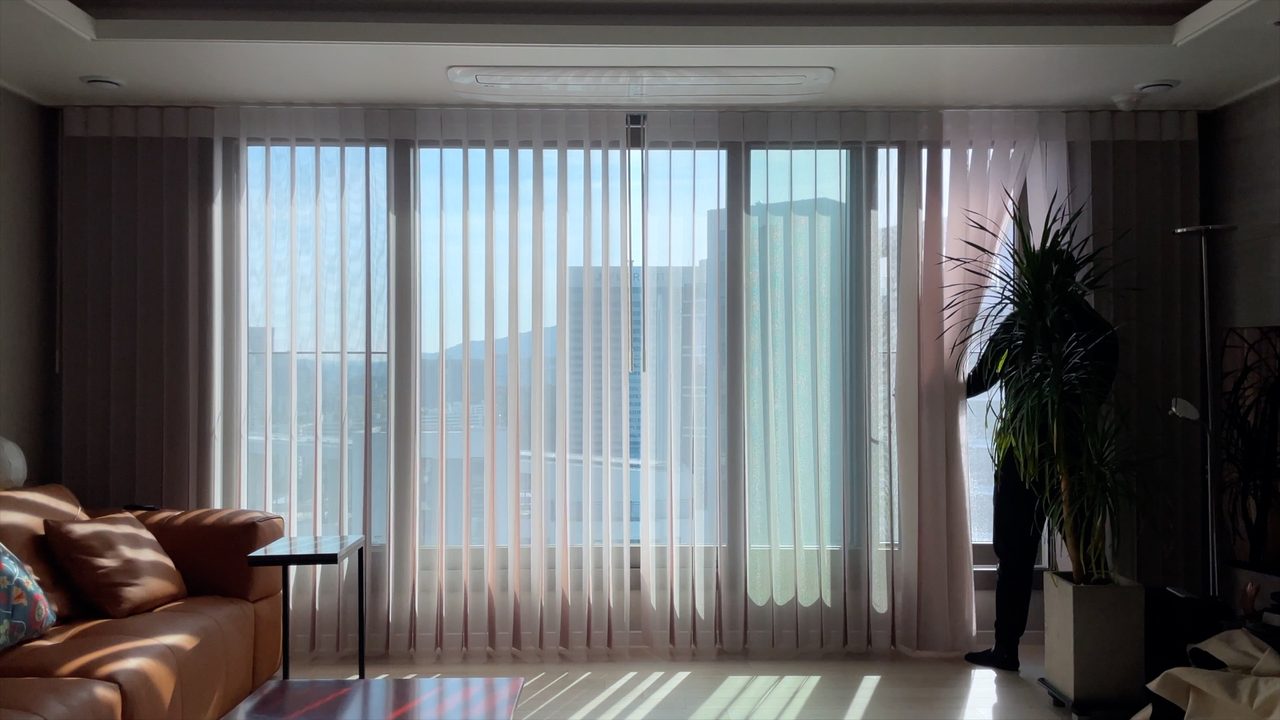 서초구 반포르엘 유니슬렛 커튼 코튼 우드 컬러 플레인 시공사례 — 그리고 커튼 하나하나가 갈라져 있기 때문에