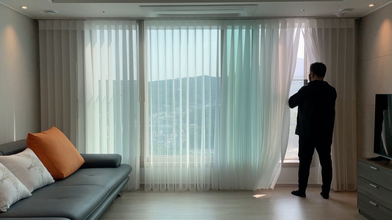 분당구 대장동 판교풍경채어바니티 유니슬렛 커튼 화이트 30평대 시공사례 — 유니슬렛 커튼 근접 촬영 영상