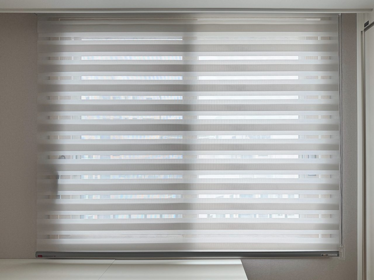 사당 롯데캐슬골든포레 유니슬렛 커튼 파치먼트 써니케임홈 시공사례 — 콤비 블라인드로 시공