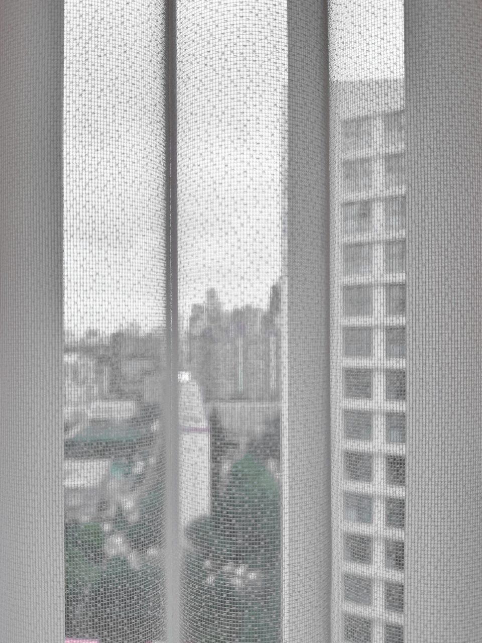 서초 롯데캐슬 프레지던트 유니슬렛 슬림 커튼 소프트화이트, 플레인 패턴 시공사례 써니케임홈 — 좌측은 풀 채광, 우측은 사생활 보호로 각도 조절