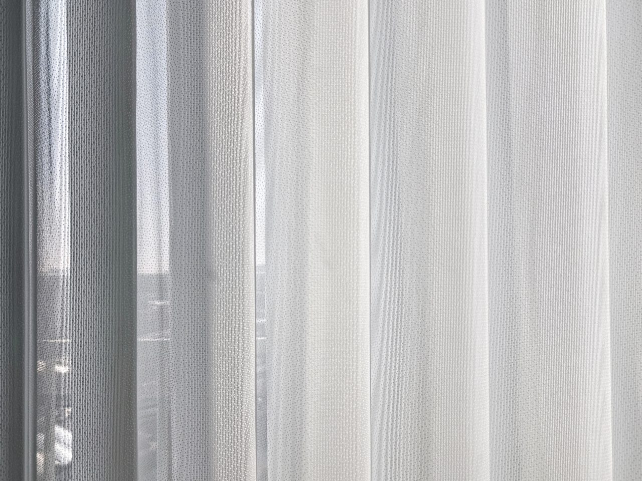 유니슬렛 화이트 써니케임홈 거실 안방 커튼 시공사례, 서초구 서초힐스 — 풀 채광 / 반채광 / 사생활 보호