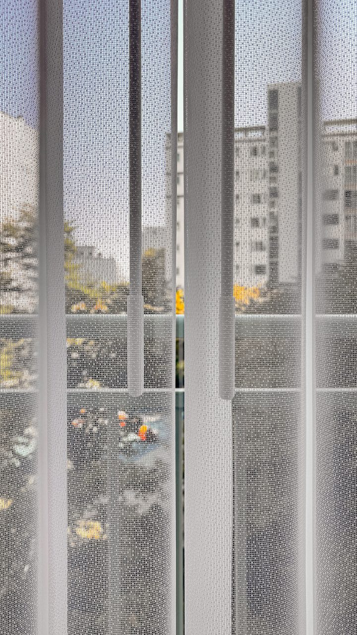 성북구 신동아 파밀리에 3층 유니슬렛 커튼 화이트 시공사례, 침실 쉬폰 · 허니콤 — 분할 부분 커튼봉 숨김