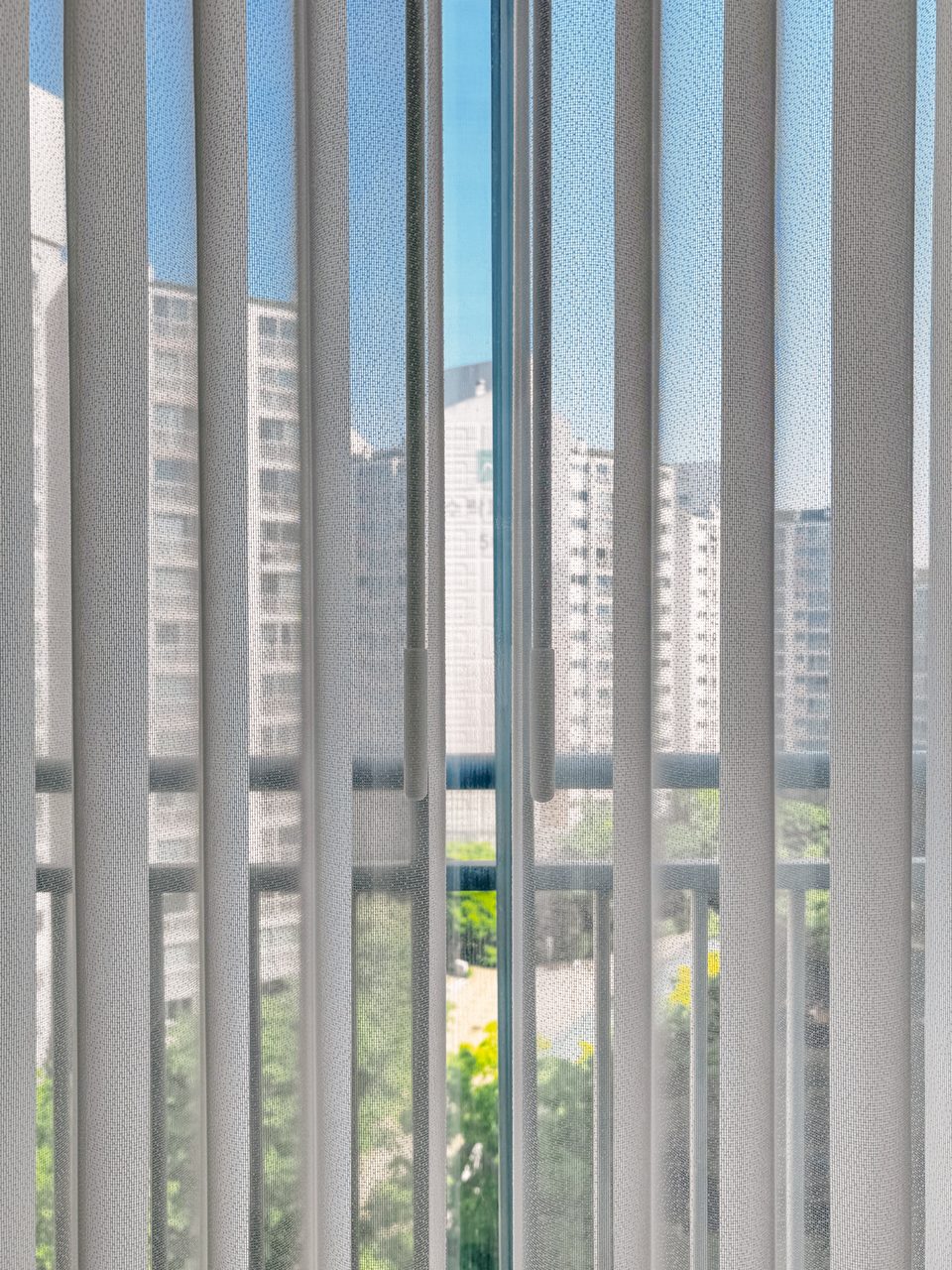 노원구 수락파크빌 유니슬렛 슬림 커튼, 쉬폰 커튼 써니케임홈 시공사례 — 분할 부분 커튼봉 숨김 처리